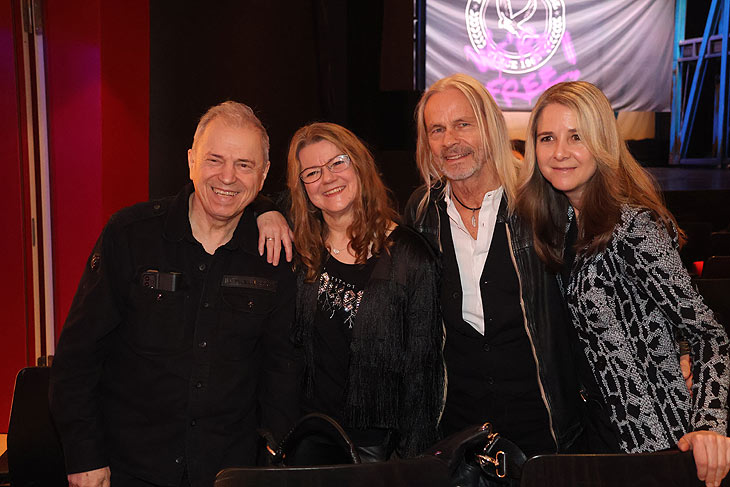 Musiker Günther Sigl mit Frau Doris (li.), Musiker Dan Lucas mit Ehefrau (re.)  bei der Premiere am 06.03.2024 im Deutschen Theater: "Footloose - the musical" - Die Kult-Show - (©Foto: Martin Schmitz) 
